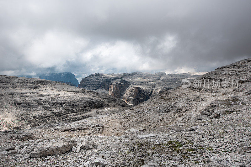 Trentino上阿迪杰，意大利:Dolomites - Pordoi山口，徒步到Piz Boè， Sella集团